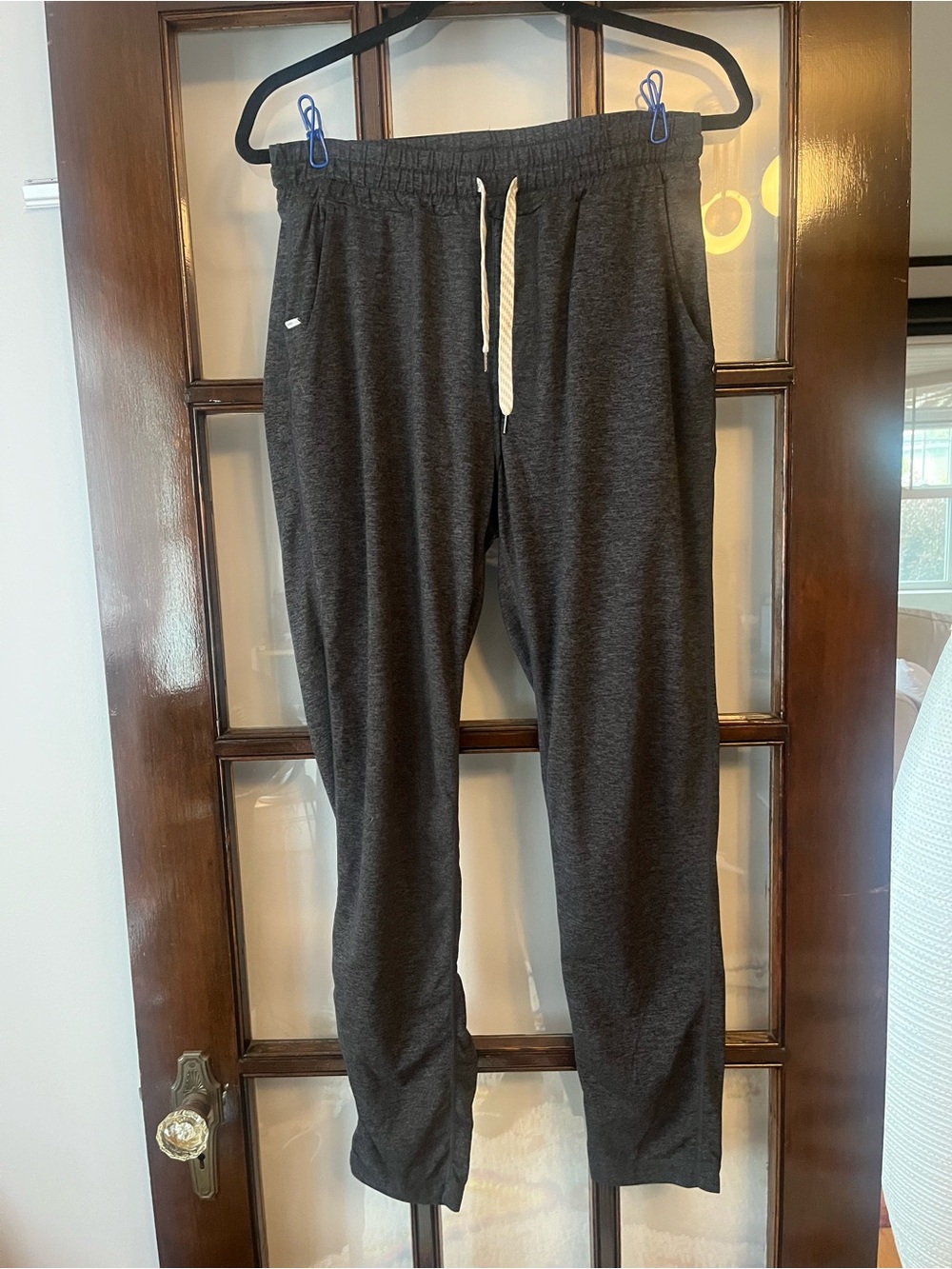 Great condition Women’s Vuori Charcoal Drawstring Jogger Pants